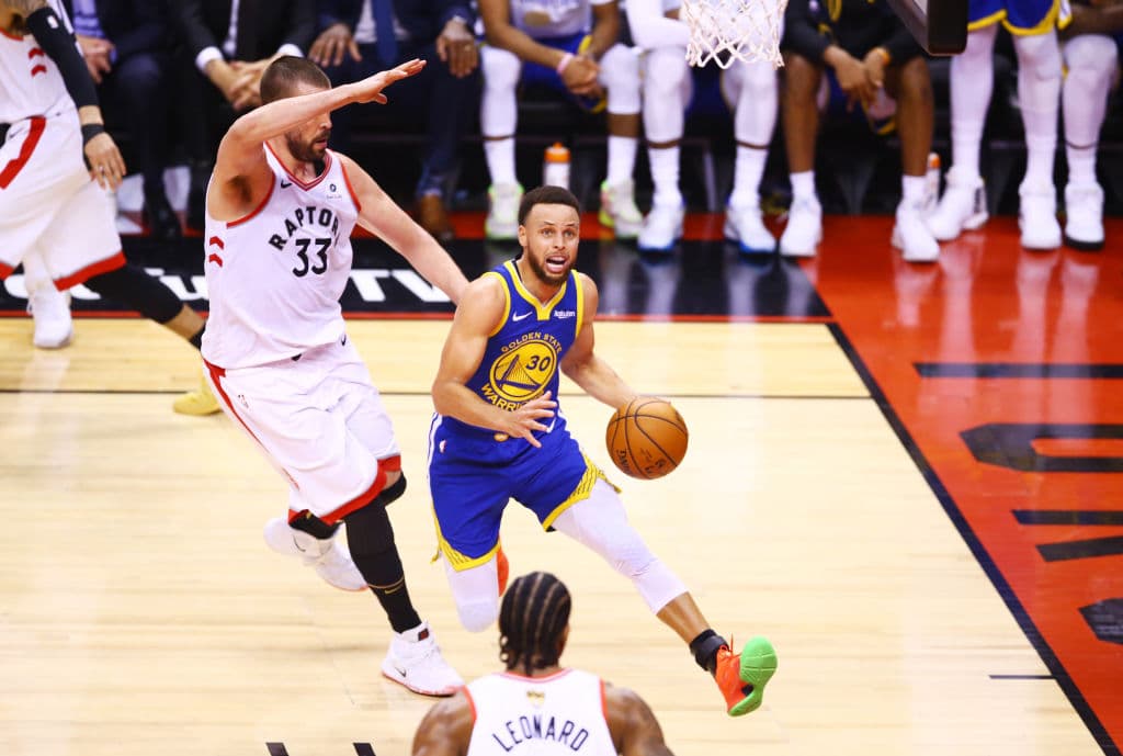 Ya en acciones de la segunda mitad, Stephen Curry estaba teniendo problemas consus triples y a raíz de eso, el astro de los Golden State Warriors cambió la estrategia en el tercer cuarto: decidió atacar el aro y gracias a eso empezó a aportar, incluso con canastas de corto rango y tiros libres provocando faltas con sus penetraciones.