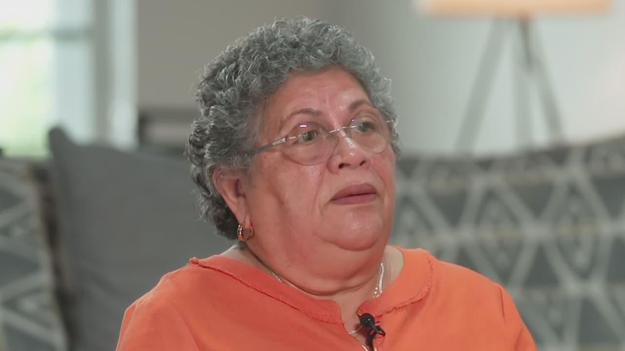 Tiene 70 años y limpia casas: la lucha de una abuela hispana para sacar adelante a su familia