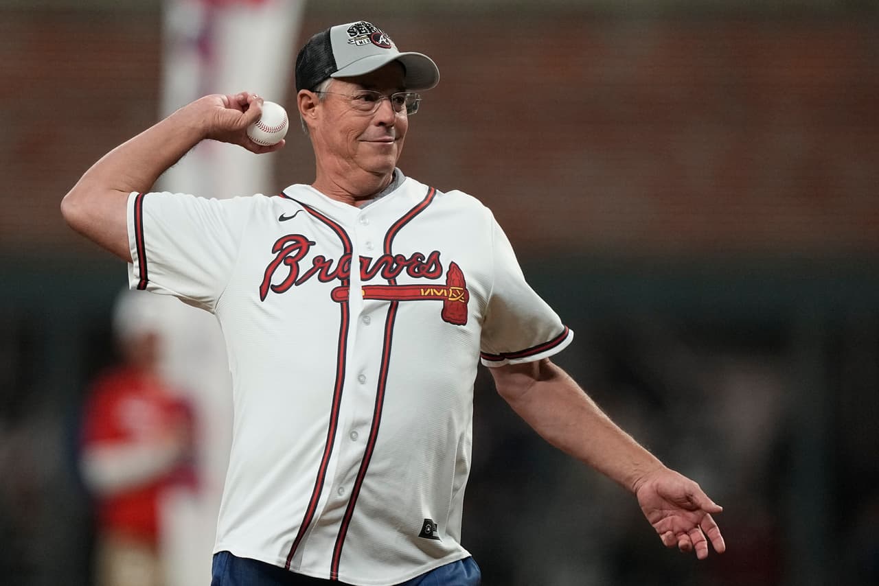 Greg Maddux hace el lanzamiento inaugural del quinto juego de la Serie Mundial entre los Bravos de Atlanta y los Astros de Houston el domingo 31 de octubre.