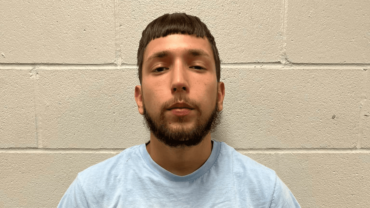 Por otra parte, Elijah Freabe también fue arrestado en un hecho por separado con armas de fuego, rifles, así como “convertidores” de armas.