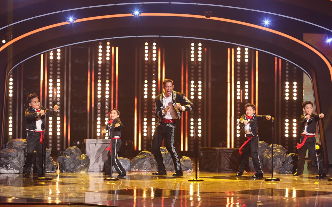 Johnny Lozada y los Peque Flow se unieron en el escenario para dar una presentación sin igual.