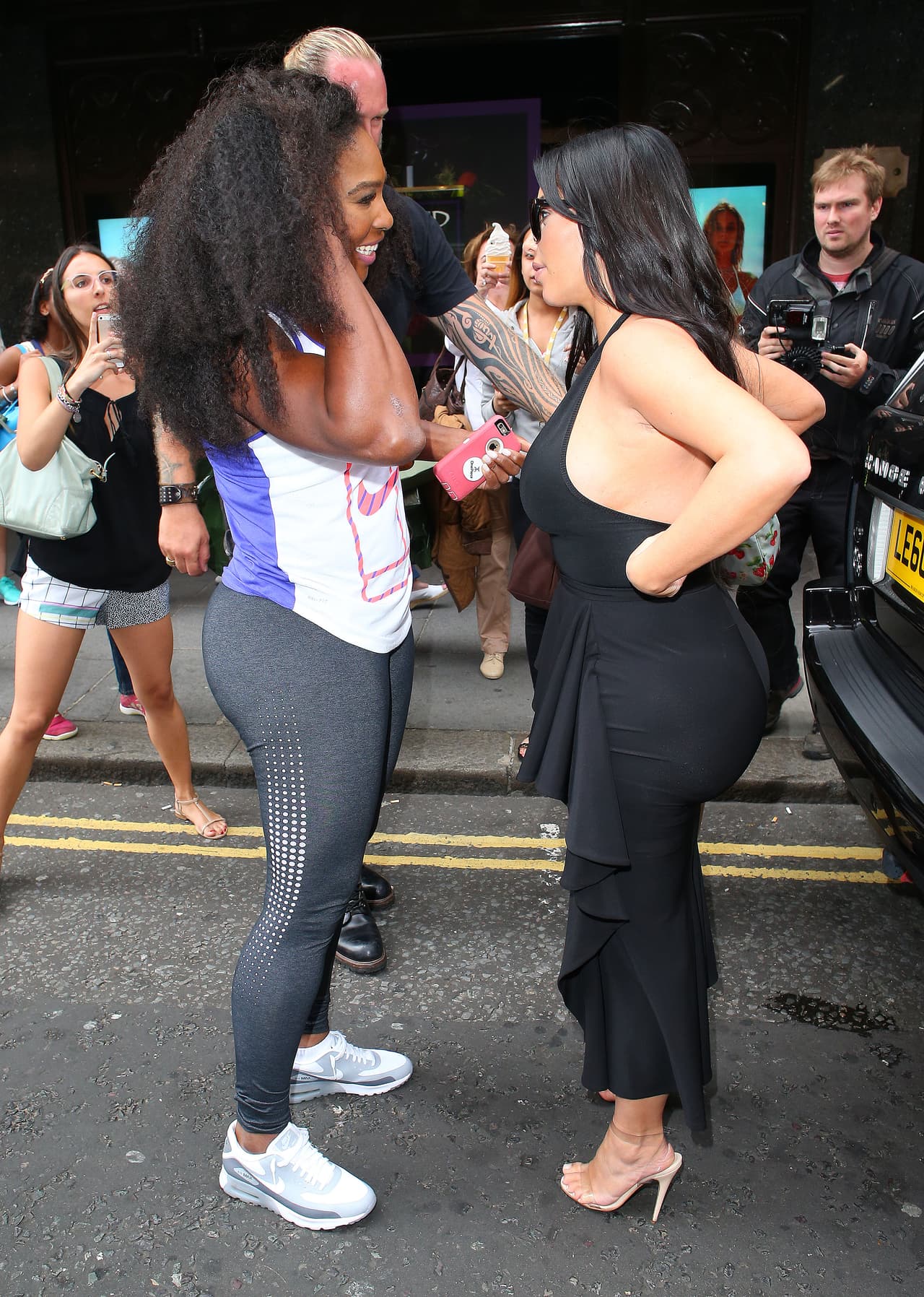 Mientras tanto, la gente se acercaba a sacarles fotos "de lejitos".