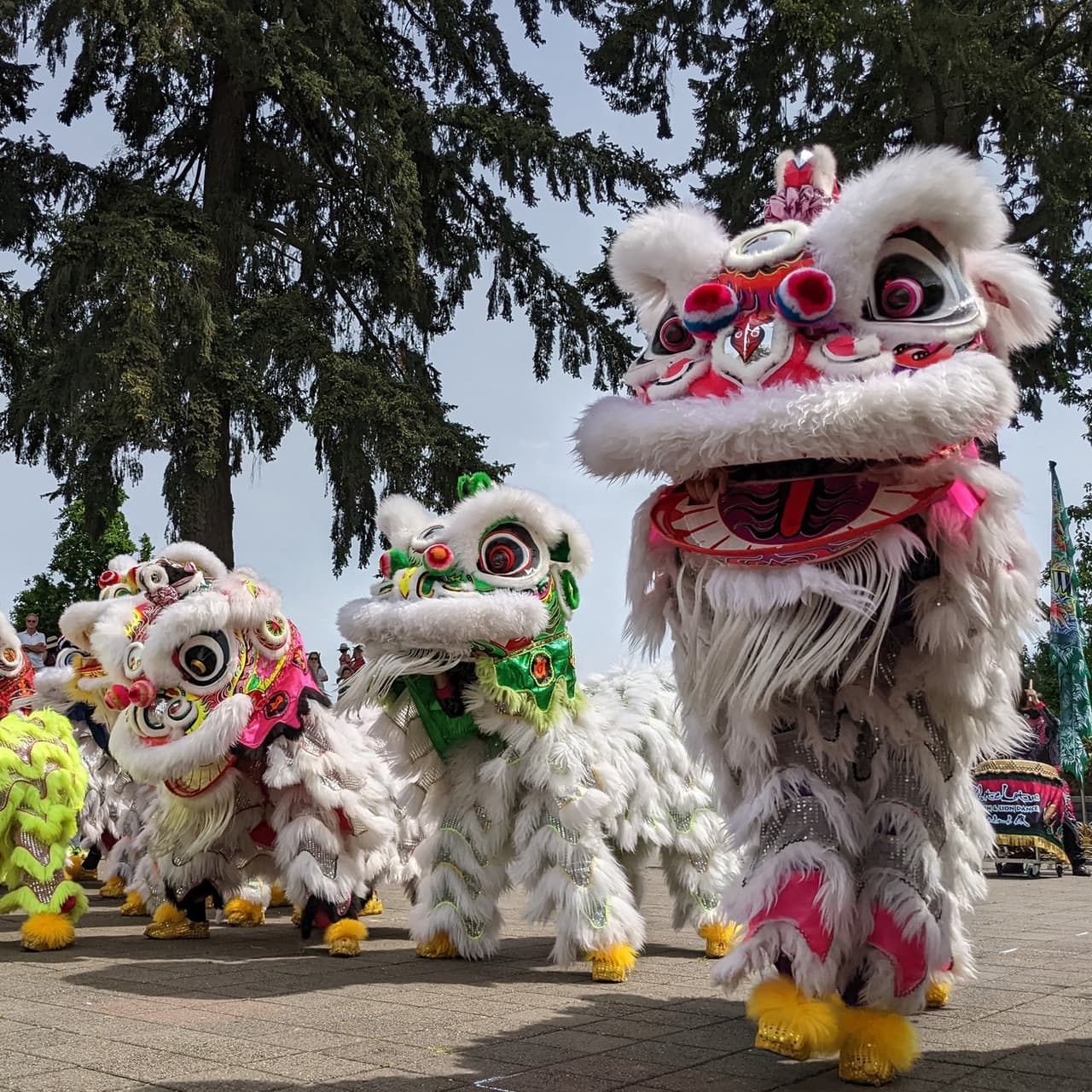 <b>Evento</b>: Lunar New Year Festival
<br>
<b>Fecha</b>: 2 al 24 de febrero de 2024
<br>
<b>Lugar</b>: Stone Mountain Park. 1000 Robert E. Lee Drive. Stone Mountain, GA
<br>
<b>Sitio web</b>: 
<a href="https://stonemountainpark.com/activity/events/lunar-new-year/">https://stonemountainpark.com/activity/events/lunar-new-year/</a> 
<br>
<br>Este festival presenta un espectáculo especial de luces y drones del Año Nuevo Lunar Chino en la pantalla más grande del mundo, un nuevo desfile iluminado, actividades de artesanía, entretenimiento en vivo y otros elementos culturales.