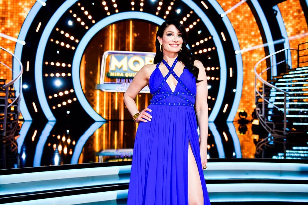 La puertorriqueña lució un diseño de Michael Costello. Su melena castaña oscura la llevó con ondas y apartado por un lado.