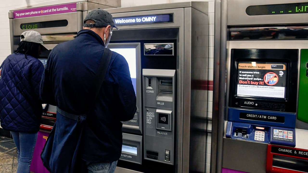 Instalan máquinas expendedoras de tarjetas OMNY en varias estaciones del subway