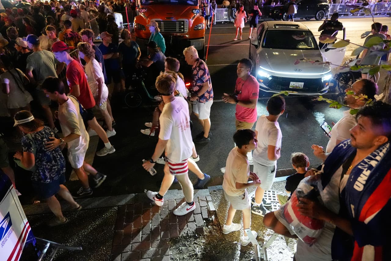 Los asistentes esperan para volver a entrar al National Mall tras las evacuaciones por mal tiempo durante un evento del Día de la Independencia en honor al 250 aniversario de la nación, el sábado 4 de julio de 2026, en Washington.