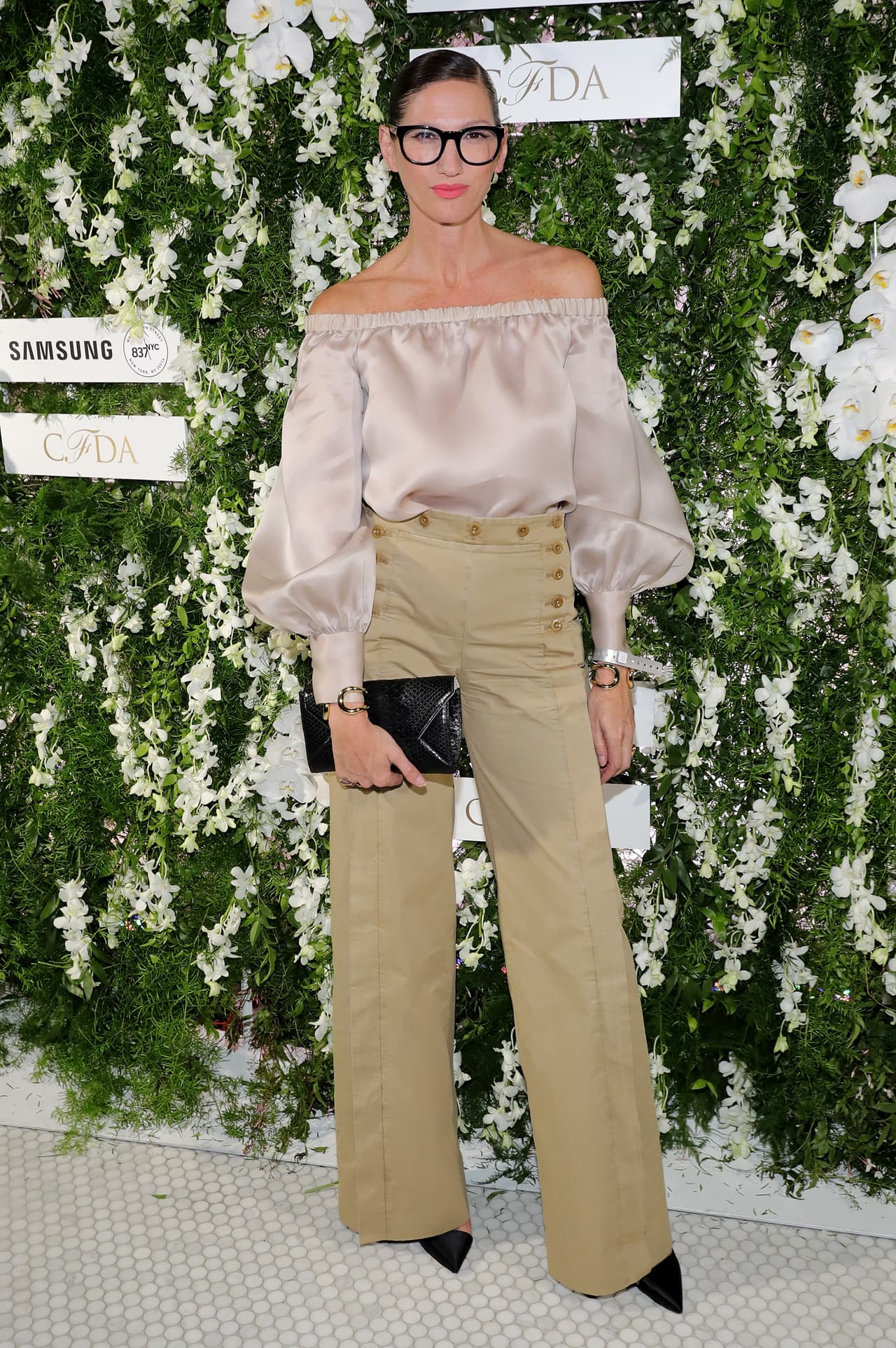 La fascinante Jenna Lyons, presidente y directora creativa de la marca J. Crew también hizo de los pantalones sus aliados. Lejos del brillo y del negro, la diseñadora eligió unos pantalones retro, tipo años 70, de abotonadura y una camisa de mangas anchas y 'off-shoulder', que será una de las más vistas en la temporada de calor.