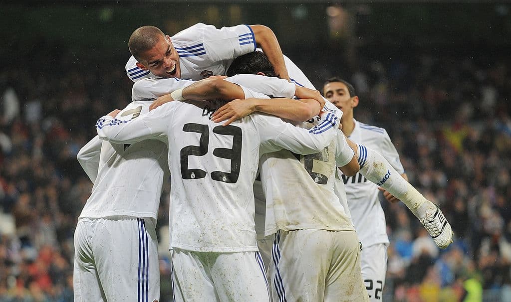 El Real Madrid llegó al Clásico como líder de La Liga, con 32 puntos: 10 victorias y dos empates. Además, goleó al Athletic Club en el Bernabéu 5-1, con hat-trick de Cristiano.