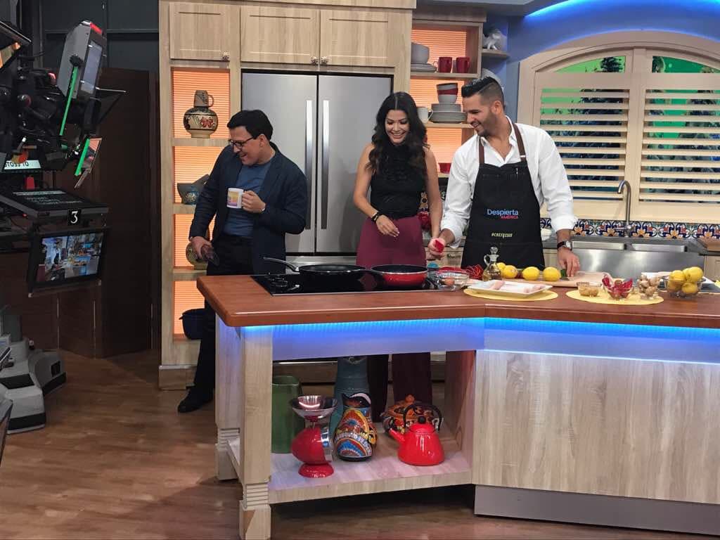 Raúl y Ana desde la cocina acompañando al chef.