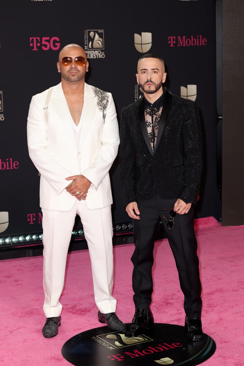 “Los extraterrestres” 
<b>Wisin y Yandel</b> acudieron con un combinado de atuendos negro y blanco, previo a su número musical.