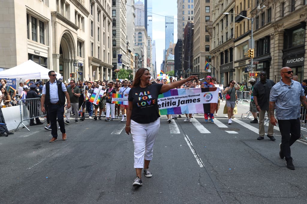 Letitia James, fiscal general de Nueva York, llevó un mensaje en su camisa que en español lee: "Todo por amor".