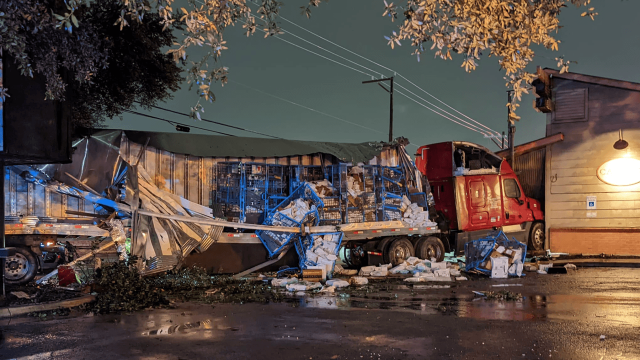 Un camión de carga de Amazon se sale de la vía y se estrella con un restaurante en la I-35
