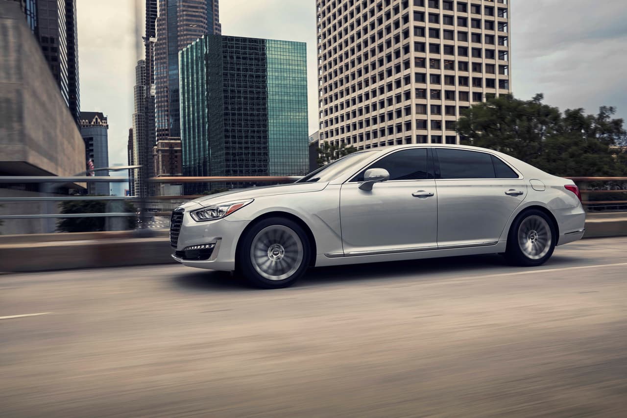 <b>Genesis G90 2018</b>
<br>
<b>Precio a partir de: 68,350 dólares</b>
<br>Este sedán de lujo empieza su oferta con un motor V6 de 3.3 litros de 365 caballos de fuerza y 376 libras-pie de torque, acompañado de una transmisión automática de ocho velocidades.