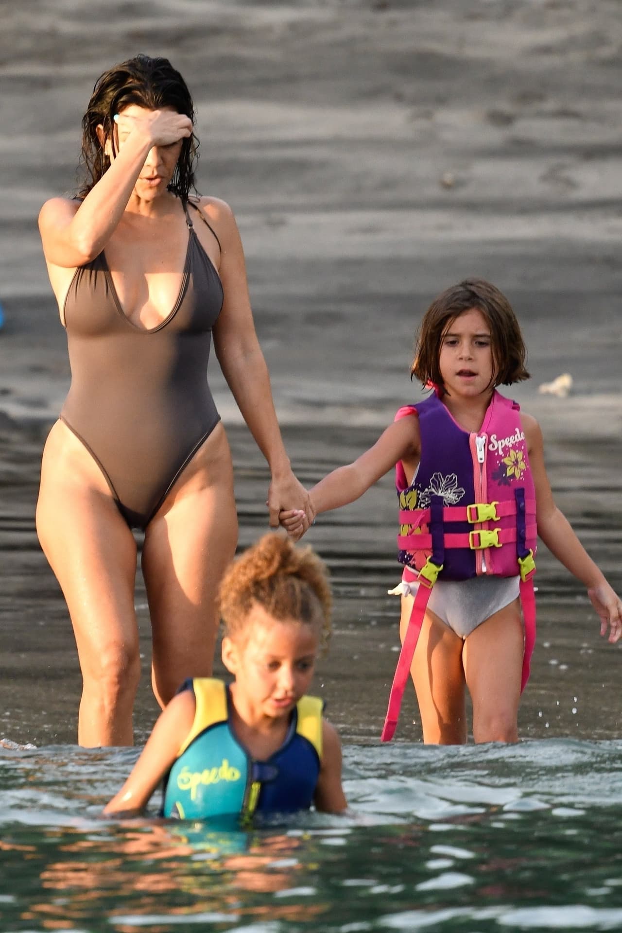 Kourtney estuvo al pendiente de sus hijos en todo momento, los pequeños utilizaron chalecos salvavidas.
<br>
