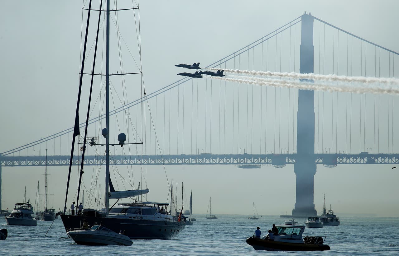 El F/A-18 Hornet también ha sido exportado a siete países para servir en sus fuerzas aéreas. Desde 1986 es usado para acrobacia aérea por el grupo de demostración aérea 'Blue Angels' de la Armada estadounidense.