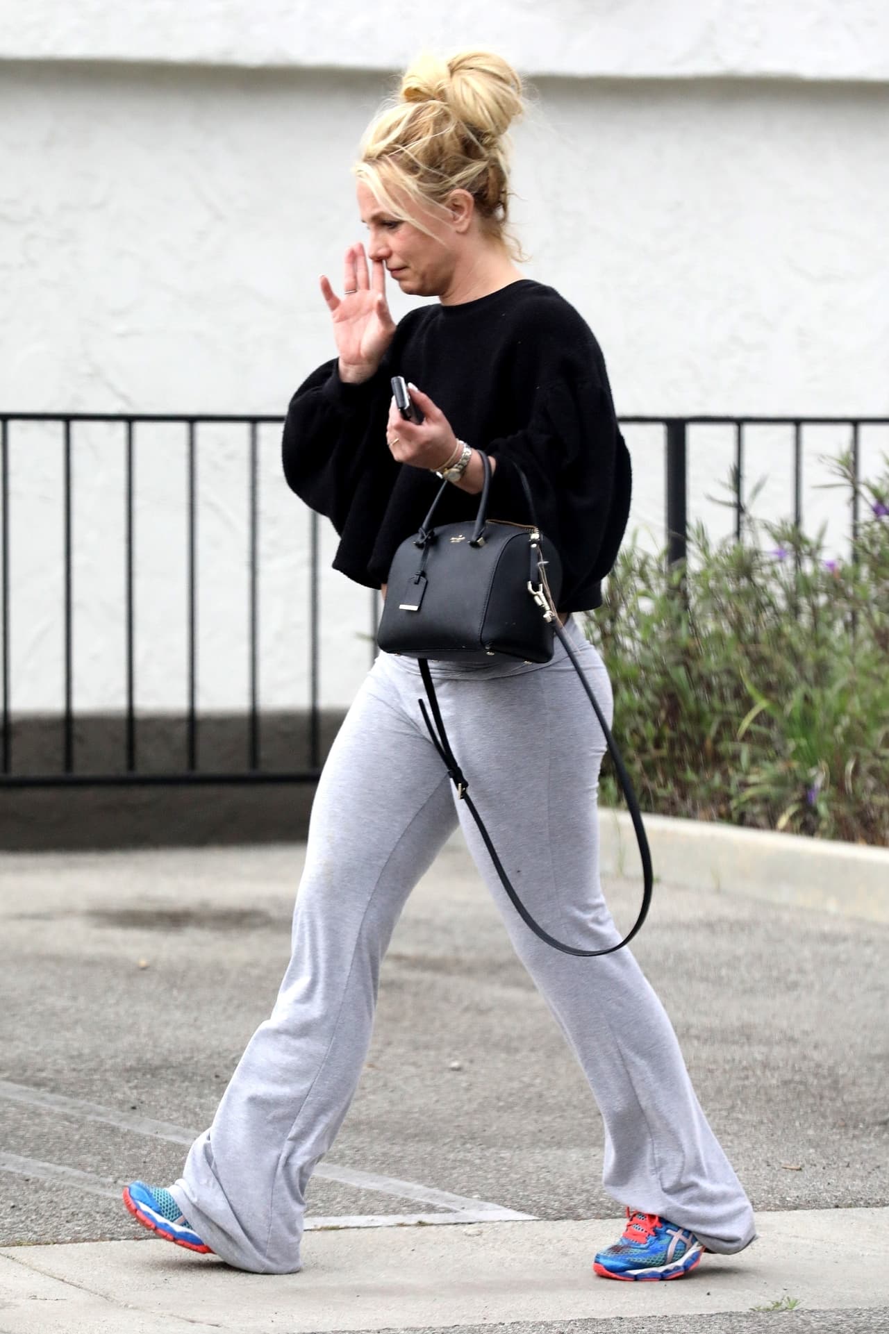 De acuerdo a ET Online, se especifica que el total de 
<b><a href="https://www.univision.com/entretenimiento/britney-spears-le-paga-20-000-dolares-mensuales-a-su-exmarido-y-ahora-el-pide-mas" target="_blank">gastos de manutención</a></b> de Spears fue de poco más de 
<b>400 mil dólares</b> durante 2018.