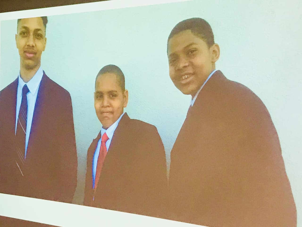 Los hijos de Candace Dickerson. Dos de ellos vieron a su madre caer tras recibir un impacto de bala mientras Candice le comraba un celular a uno de ellos.