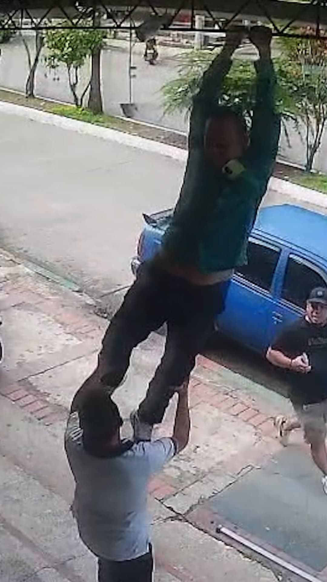 Un hombre queda colgado del techo