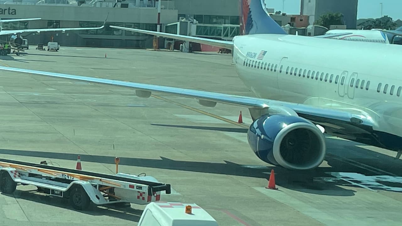 Por ejemplo, al regresar desde México, empleados de la aerolínea revisan que el resultado de la prueba sea negativo.