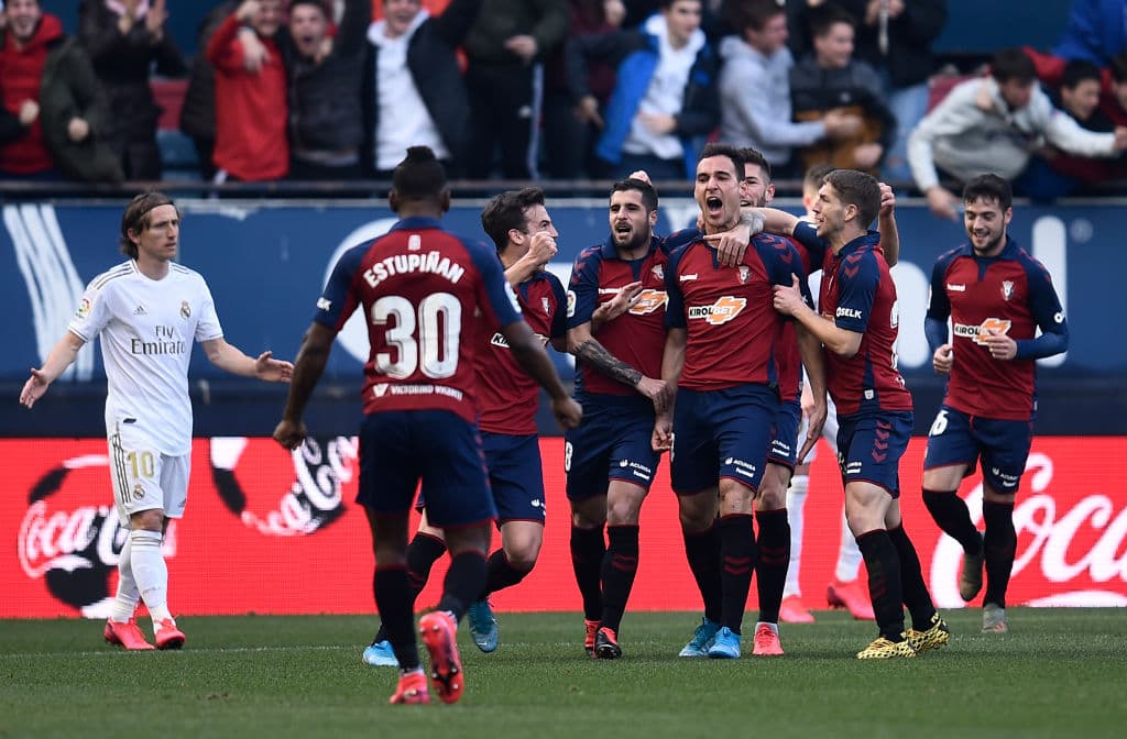 Isco, Sergio Ramos, Lucas Vázques y Jovic dieron la victoria al Real Madrid sobre el Osasuna 4-1. Un acto que llamó la atención fueron las carteras que los fanáticos del Osasuna aventaron al campo como protesta hacia la directiva del club.