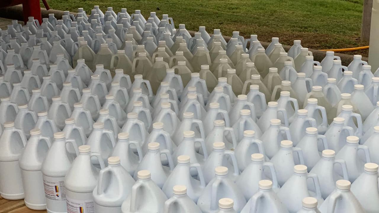 La solución desinfectante debe usarse solo para la limpieza de superficies.