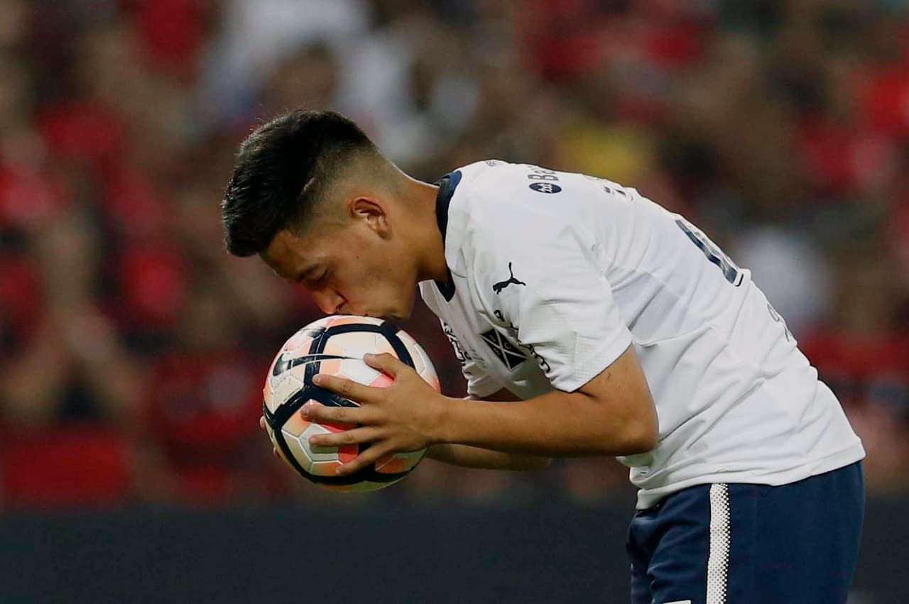 ARCHIVO - En esta foto del 13 de diciembre de 2017, el jugador de Independiente de Argentina, Ezequiel Barco, besa el balón tras anotar un gol contra Flamengo de Brasil en la final de la Copa Sudamericana, en Río de Janeiro. El club de la MLS, Atlanta United, anunció el fichaje de Barco el 19 de enero de 2018. (AP Foto/Leo Correa)