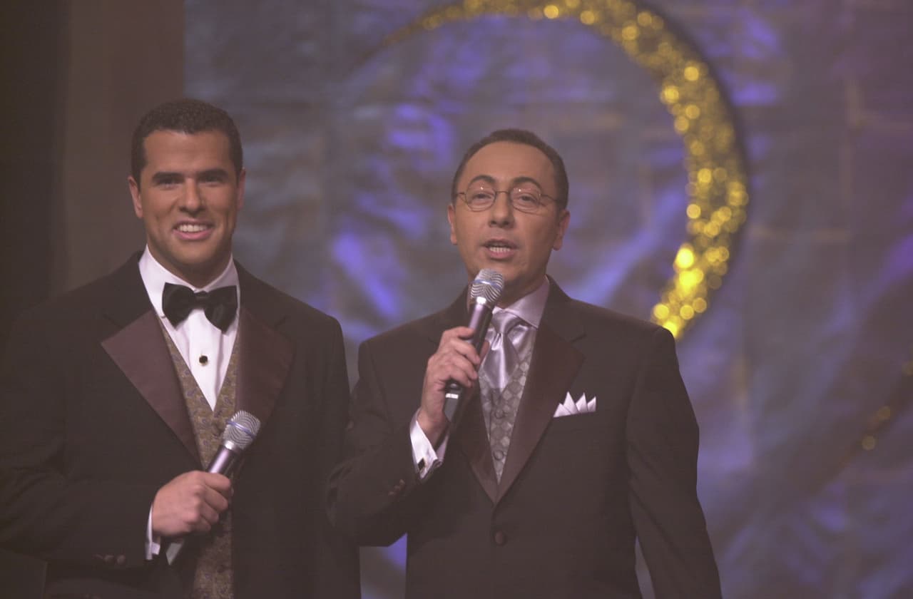 Por segunda vez para ambos, el presentador por excelencia, Marco Antonio Regil y el actor y cómico, Fernando Arau, fueron los anfitriones de la noche. Ambos presentaron las categorías: Tropical/Salsa, Regional Mexicana y Pop, así como el Premio a la Excelencia y Video del Año. Además en esta ocasión la categoría: Rock.