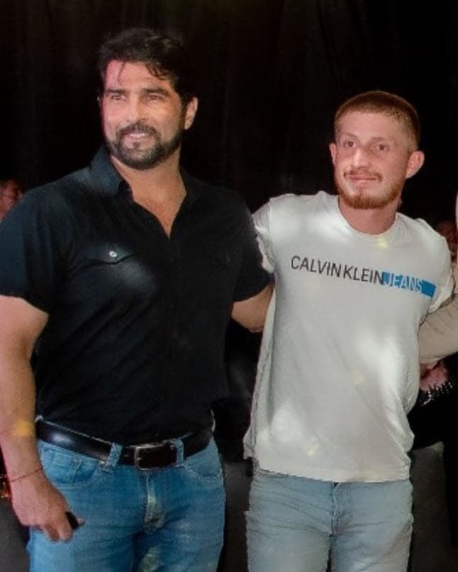 Otros famosos que trabajaron con él se sumaron a las condolencias, como 
<b>Arturo Carmona</b>, con quien compartía el gusto por el fútbol: "Querido Benito descansa en paz. Hace apenas un par de meses jugamos en Guadalajara y compartimos produccion de Te Doy La Vida, abrazo fuerte hasta el cielo".