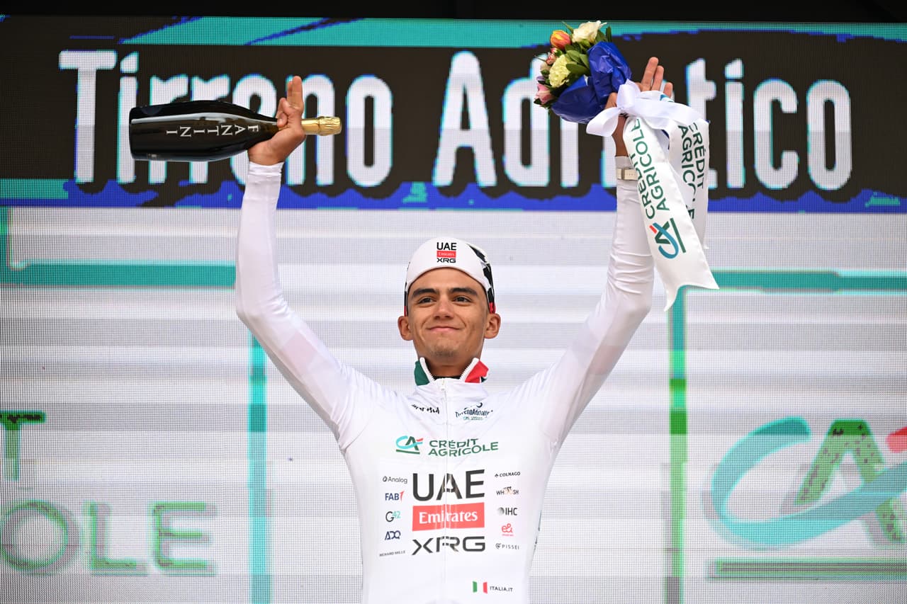 Isaac del Toro brinca del décimo sitio a líder de la Tirreno-Adriático