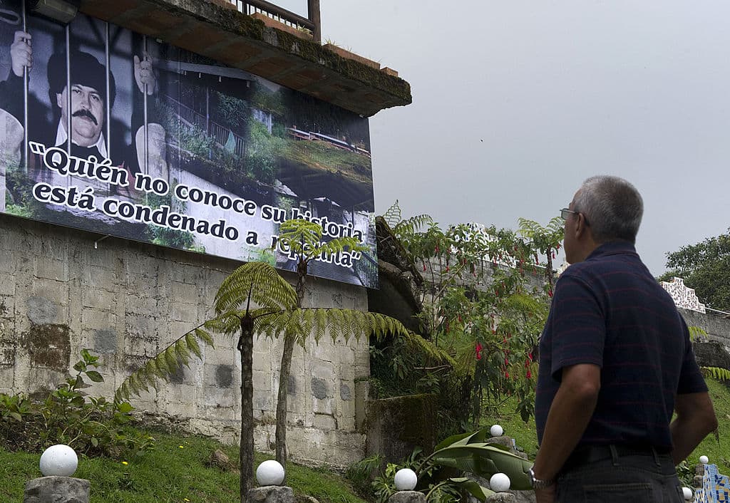 Hoy, en ese lugar quedan pocos vestigios de aquella prisión. Actualmente es un espacio en el que se tejen distintos relatos muy distintos entre sí, entre imágenes religiosas, placas con oraciones y algunas fotografías del que llegó a ser el narcotraficante más buscado del mundo, quien aparece junto a la leyenda: "Quien no conoce su historia está condenado a repetirla".