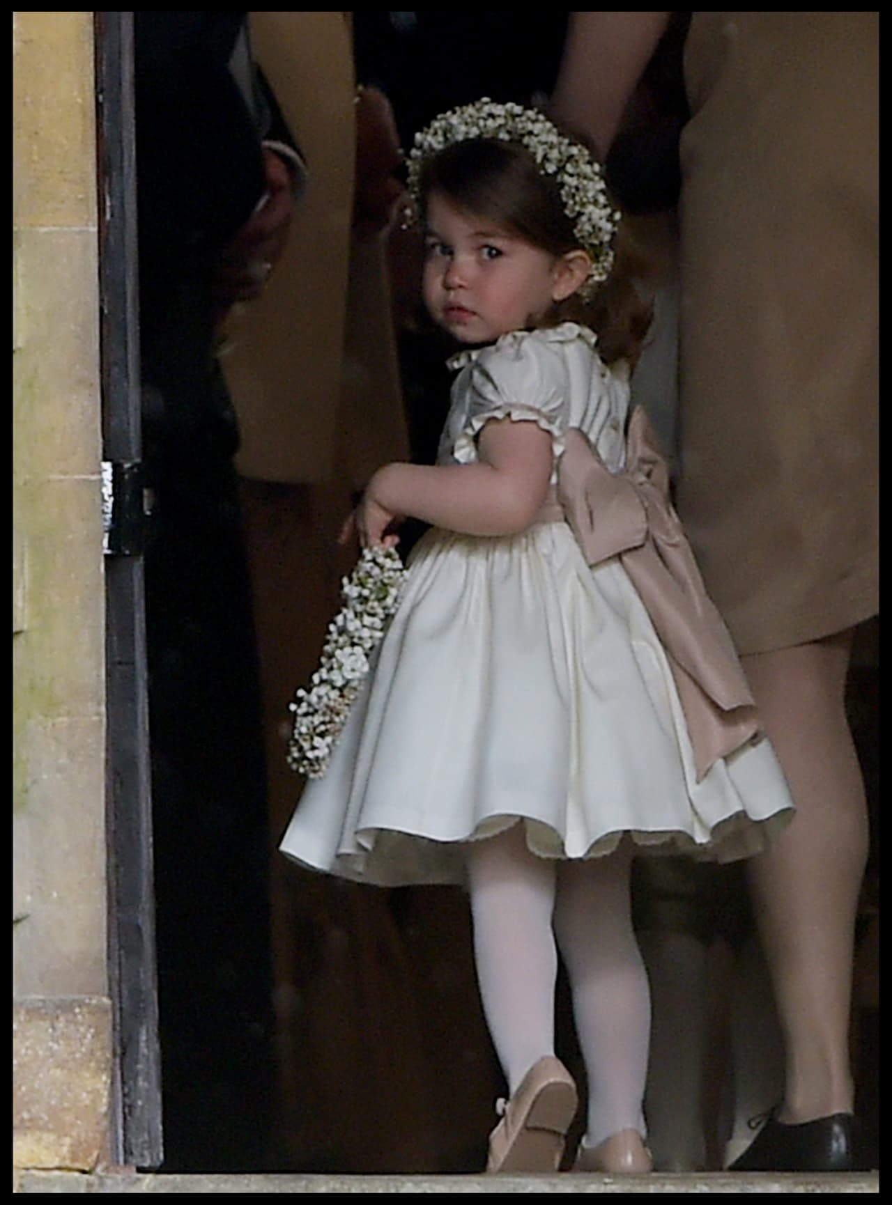 La segunda hija del
<b>príncipe William y <a href="https://www.univision.com/entretenimiento/entre-un-hijo-y-otro-kate-middleton-arma-su-propia-coleccion-de-retratos-familiares-fotos">Kate Middleton</a></b> tiene experiencia en estos menesteres. Aquí la vemos cuando se robó el
<i>show</i> en la boda de su tía, Pippa Middleton con James Matthews.