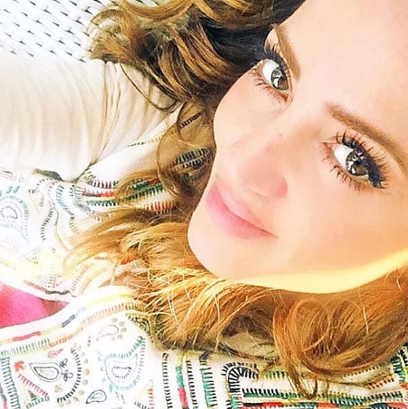 Pese a su apretada agenda, Andrea sabe muy bien que no hay que escatimar las horas de sueño. Dormir bien ayuda a evitar la formación de ojeras y líneas de expresión.