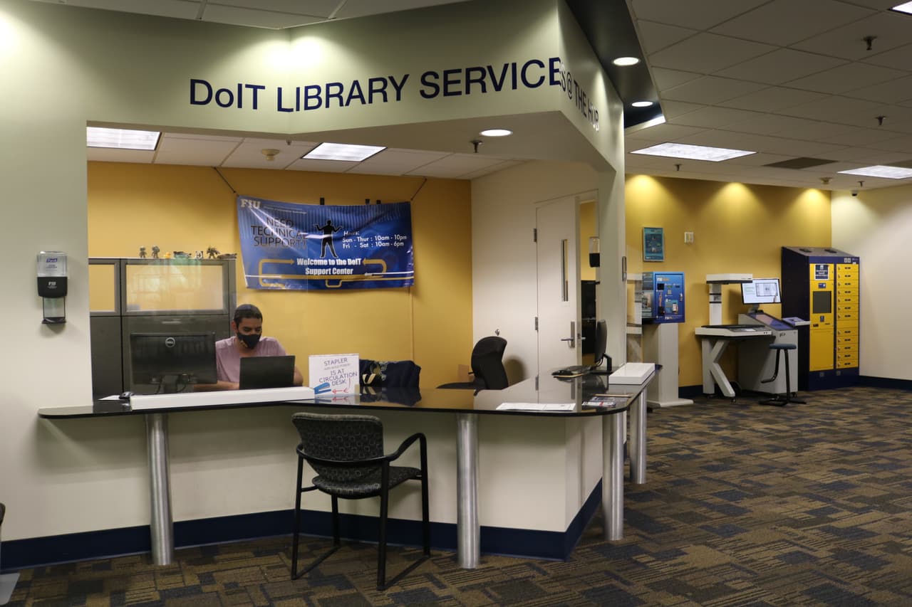 El horario de la biblioteca 'Steven and Dorothea Green Library' es de 8:00 am a 11:00 pm de lunes a viernes.