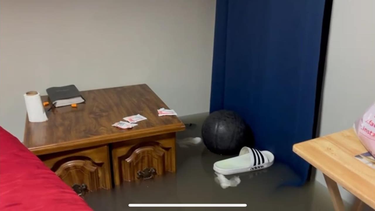 Además de Luz, otras personas nos compartieron fotos que muestran situaciones similares en sus hogares, evidenciando cómo las lluvias recientes afectaron muebles y pertenencias personales. También, varias zonas se quedaron sin luz.