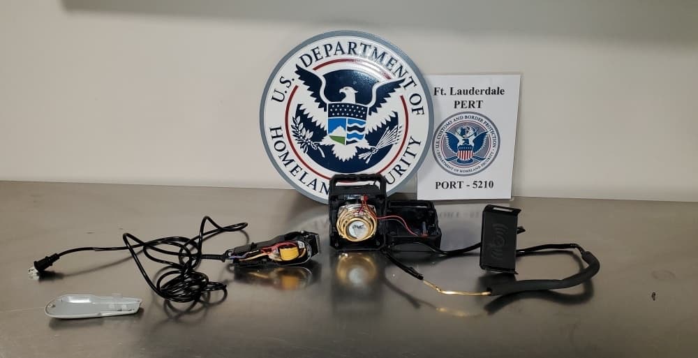 “Puede traer o sacar del país, incluso por correo, tanto dinero como desee. Sin embargo, si es más de $10,000, deberá informarlo”, dijeron los oficiales de Aduana y Protección Fronteriza.
<br>