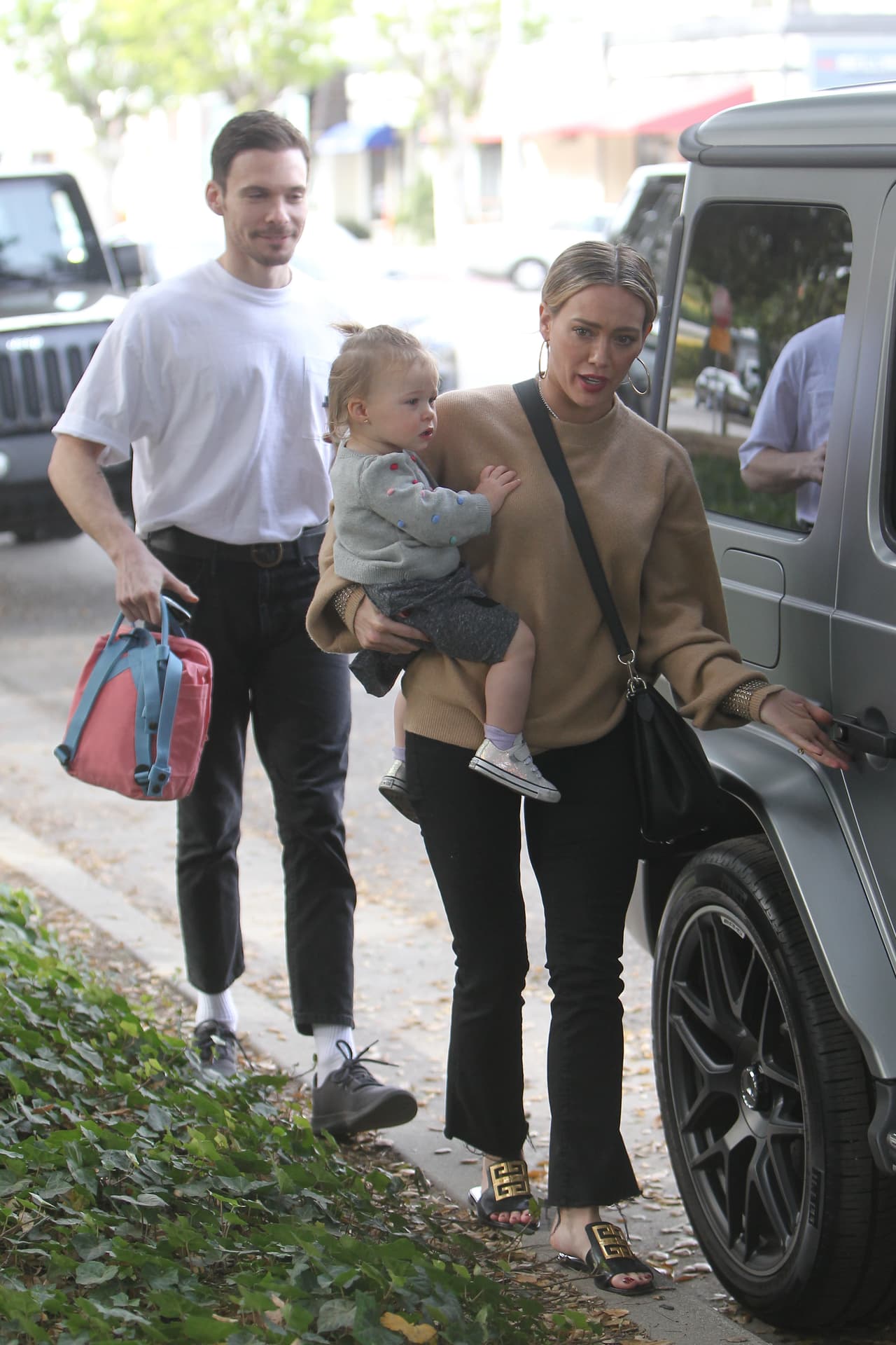 A principios de mayo pasado, Duff 
<b><a href="https://www.instagram.com/p/BxPrPNtAazt/?utm_source=ig_embed" target="_blank">anunció en Instagram</a> </b>que el compositor 
<b><a href="https://www.univision.com/famosos/me-pidio-que-fuera-su-esposa-hilary-duff-se-compromete-con-matthew-koma-y-asi-fue-como-se-lo-propuso-fotos" target="_blank">le había propuesto matrimonio.</a></b>