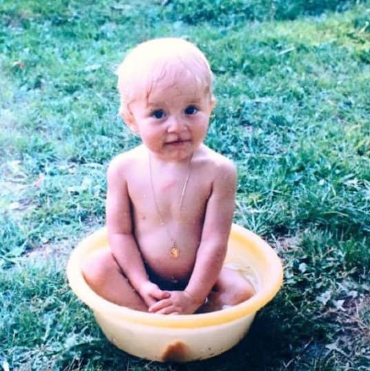 Esta semana algunos medios de comunicación retomaron esta fotografía que Angelique Boyer compartió hace tres años para afirmar que la actriz nació con labio leporino, pero esta versión es falsa.