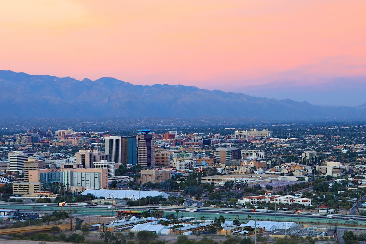 <b>31. Tucson, Arizona. </b>Población: 530,690. Valor promedio de las casas: 144,000 dólares. Tasa de pobreza: 24.1%. Residentes con estudios universitarios: 26.1%. Unos 2,056,000 hispanos viven en todo el estado de Arizona y en el condado Pima, donde se encuentra Tucson, unas 362,438. Casi uno de cada cuatro residentes de la ciudad vive en la pobreza, en comparación con el 14.0% de la tasa nacional y el 16.4% del estado. Hubo 799 delitos violentos por cada 100,000 habitantes en 2016.