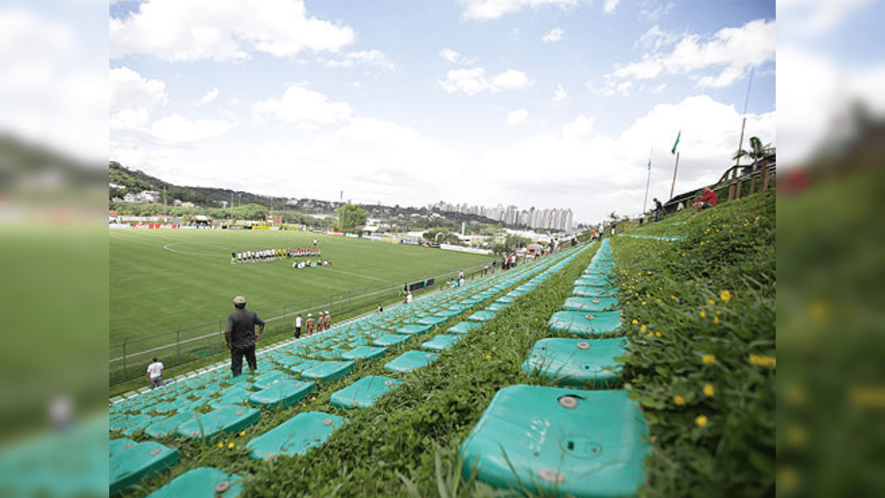 <b>Eco Estadio Janguito Malucelli (Brasil)</b>
<br>Aquél que diga que lo ecológico no puede combinarse con el futbol está equiovocado. Las gradas están rodeadas de la naturaleza entre pasto y maleza.