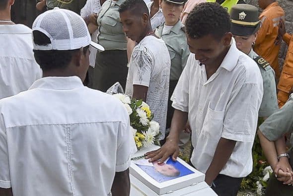 Los comercios de los pueblos por donde pasó la caravana cerraron sus puertas y los lugareños salieron con pañuelos blancos.