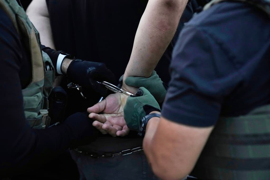 Redadas de ICE detienen dos veces a ciudadano; ahora demanda al gobierno de EE.UU.