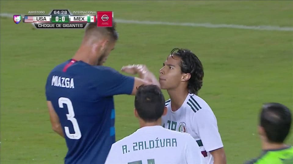 Tarjeta amarilla. El árbitro amonesta a Edson Álvarez de Mexico