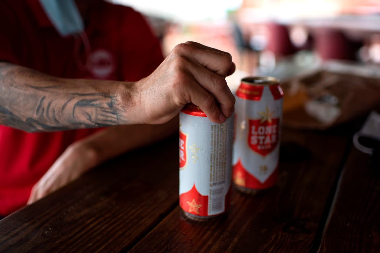 <b>La nueva ley beneficiaría al 40% o 50% de los restaurantes en el estado. </b>
<br>
<br>
<a href="https://www.univision.com/local/san-antonio-kwex/organizaciones-temen-que-la-ley-de-venta-de-alcohol-para-llevar-provoque-mas-accidentes-automovilisticos-video" target="_blank">Organizaciones como Madres en contra de conductores ebrios apoyan la medida, pero también solicitaron prudencia. </a>