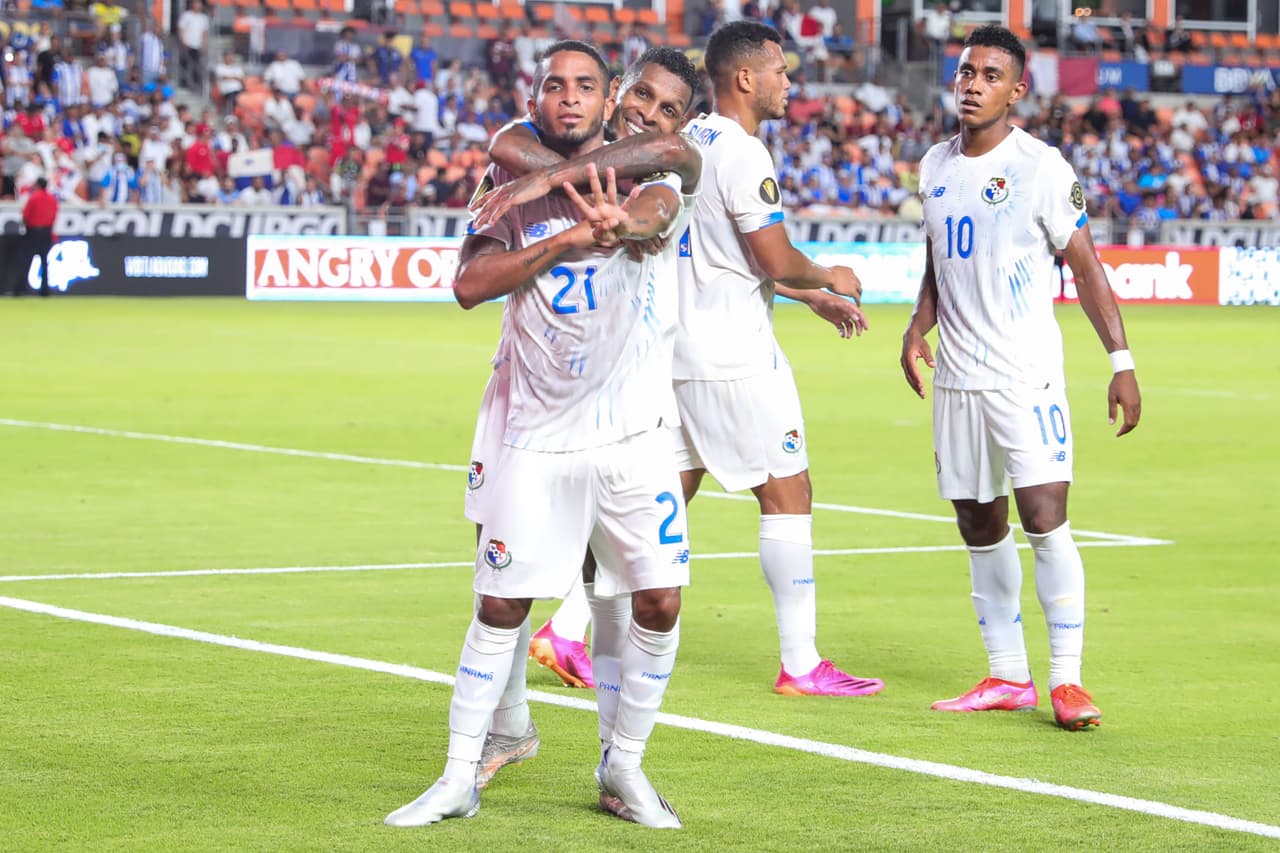 Cesar Yanis celebró la voltereta minutos antes del primer tiempo. Panamá se sentía en la siguiente ronda.