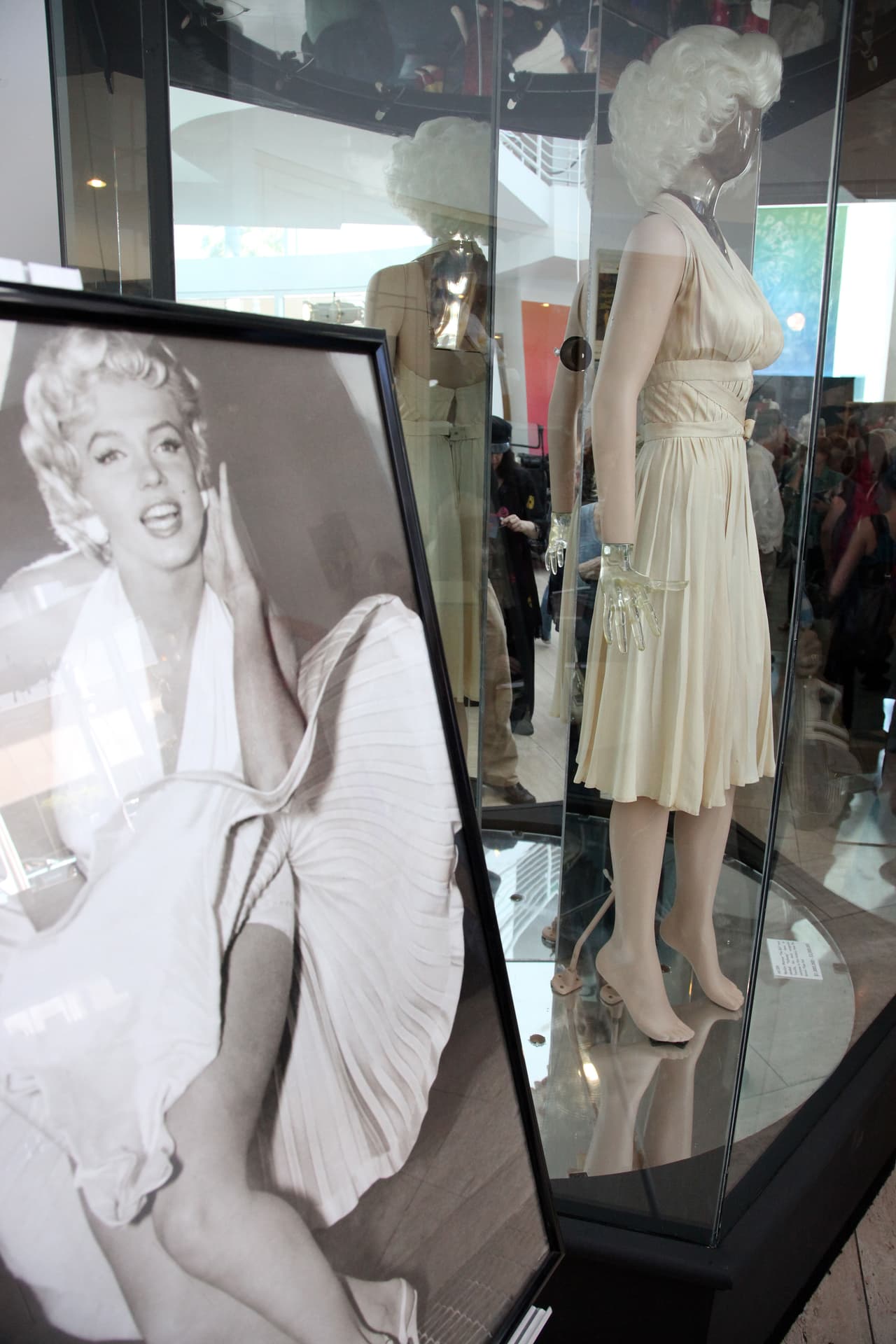 La duquesa estuvo a poco de quedar como la actriz Marilyn Monroe (1926-1962). En el 1955, la rubia escandalizó a muchos cuando en una escena del filme 'The seven year itch', el viento del tren subterráneo le alzó la falda a su personaje. Hoy día existe todo tipo de memorabilia sobre ese instante de película.