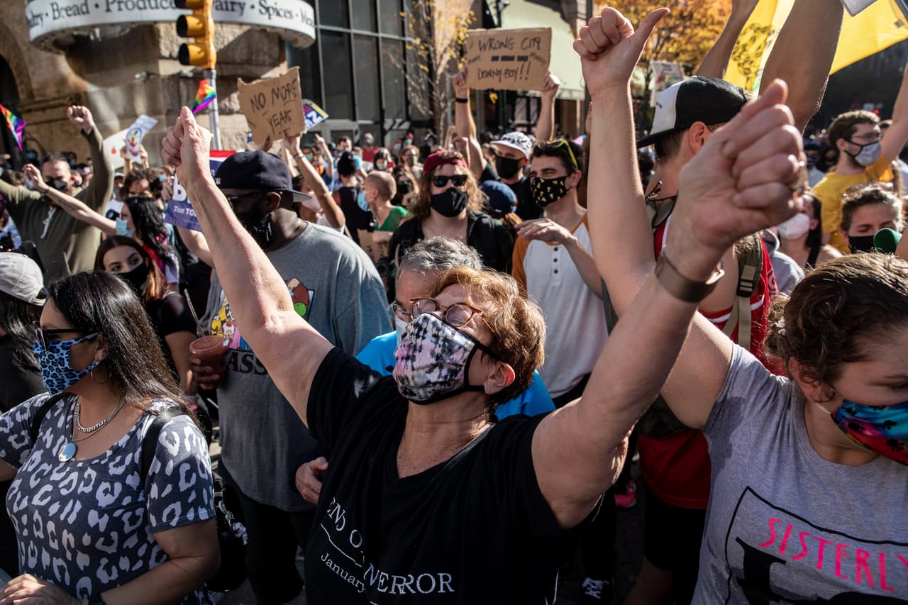 La gente celebra fuera del Centro de Convenciones de Filadelfia después de que Joe Biden fuera declarado ganador de las elecciones presidenciales luego de cuatro días de incertidumbre.