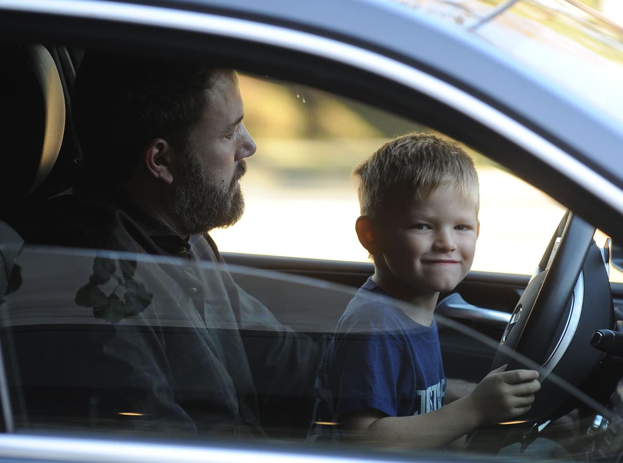 Al ver que era su pequeño jugando se tranquilizó.