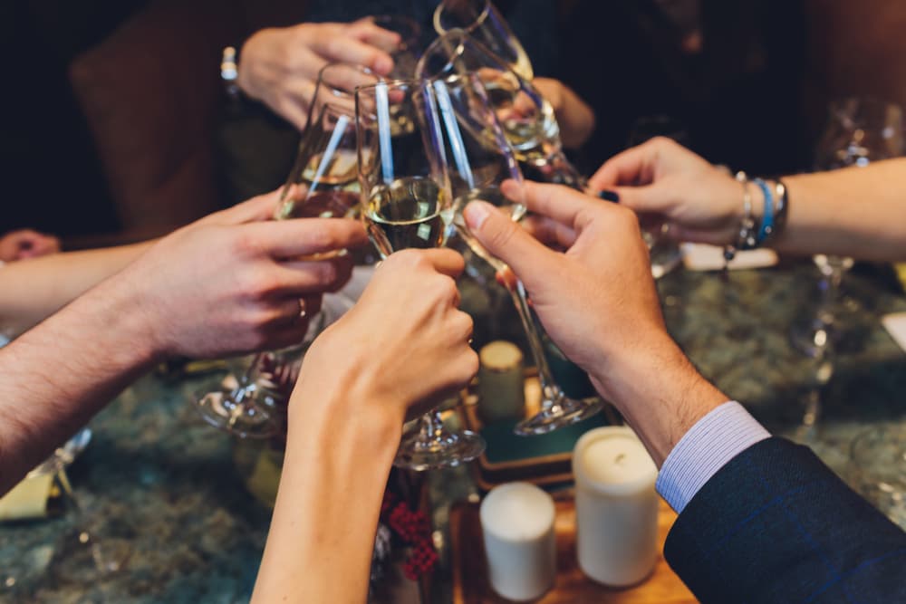 <b>ESCORPIÓN</b>
<br>Tú prefieres que la fiesta esté muy animada y explosiva, así que más allá de la comida, tú te asegurarás de que no falte nada para beber - desde unas buenas botellas de vino o incluso champagne. ¡A brindar con todos!