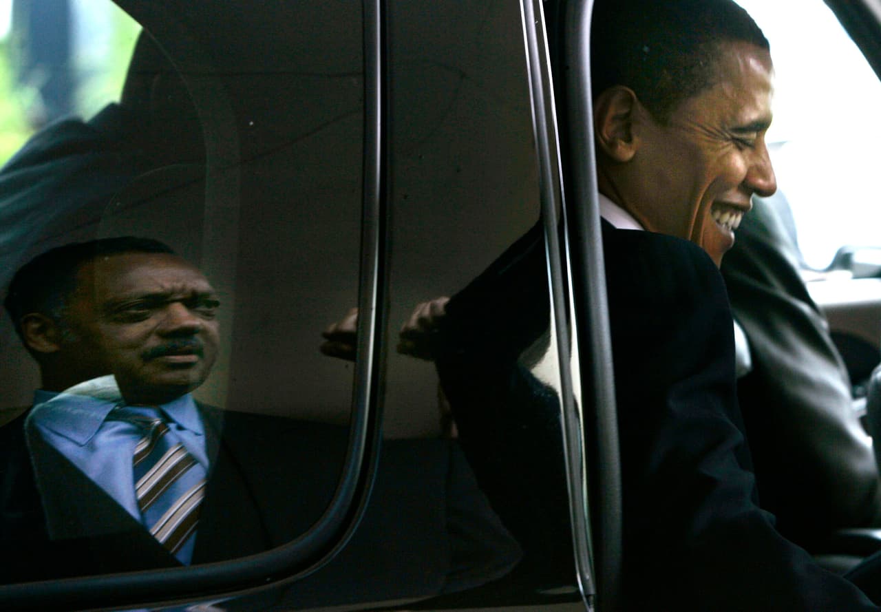 6️⃣ Apoyo a la campaña de Barack Obama (2007-2008)
<br>
<br>En 2007 prometió su apoyo a la candidatura presidencial de 
<b><a href="https://www.univision.com/local/los-angeles-kmex/noticias/obama-se-retracta-sobre-vida-extraterrestre-y-aclara-que-estan-muy-lejos-de-la-tierra-video" target="_blank">Barack Obama, quien en 2008 se convirtió en el primer afroestadounidense en llegar a la Casa Blanca</a></b>.
<br>
<br>El mensaje de esperanza de Obama evocó el histórico eslogan de Jackson en 1988: 
<b>“Mantén viva la esperanza”</b>, reflejando la influencia política y simbólica que el reverendo ejerció sobre la nueva generación de líderes.