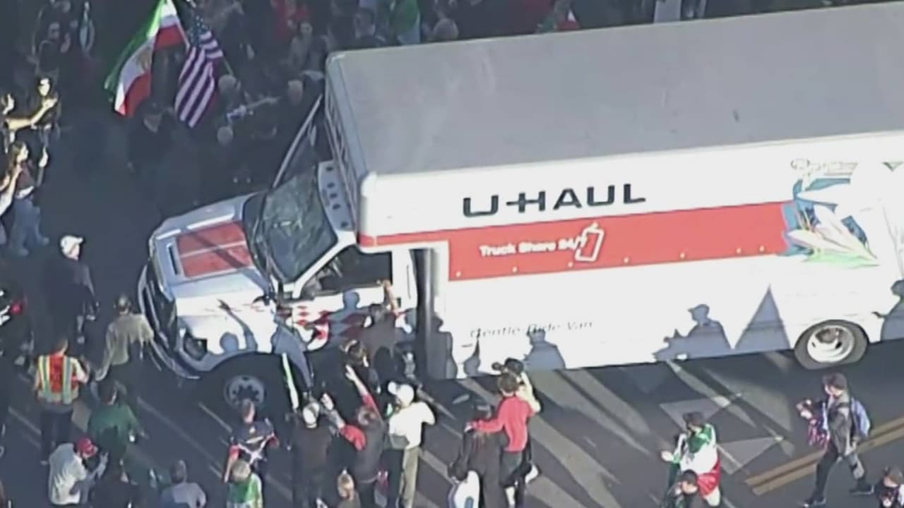 Camión embiste a multitud en Los Ángeles en protesta contra régimen iraní: reportan tres heridos